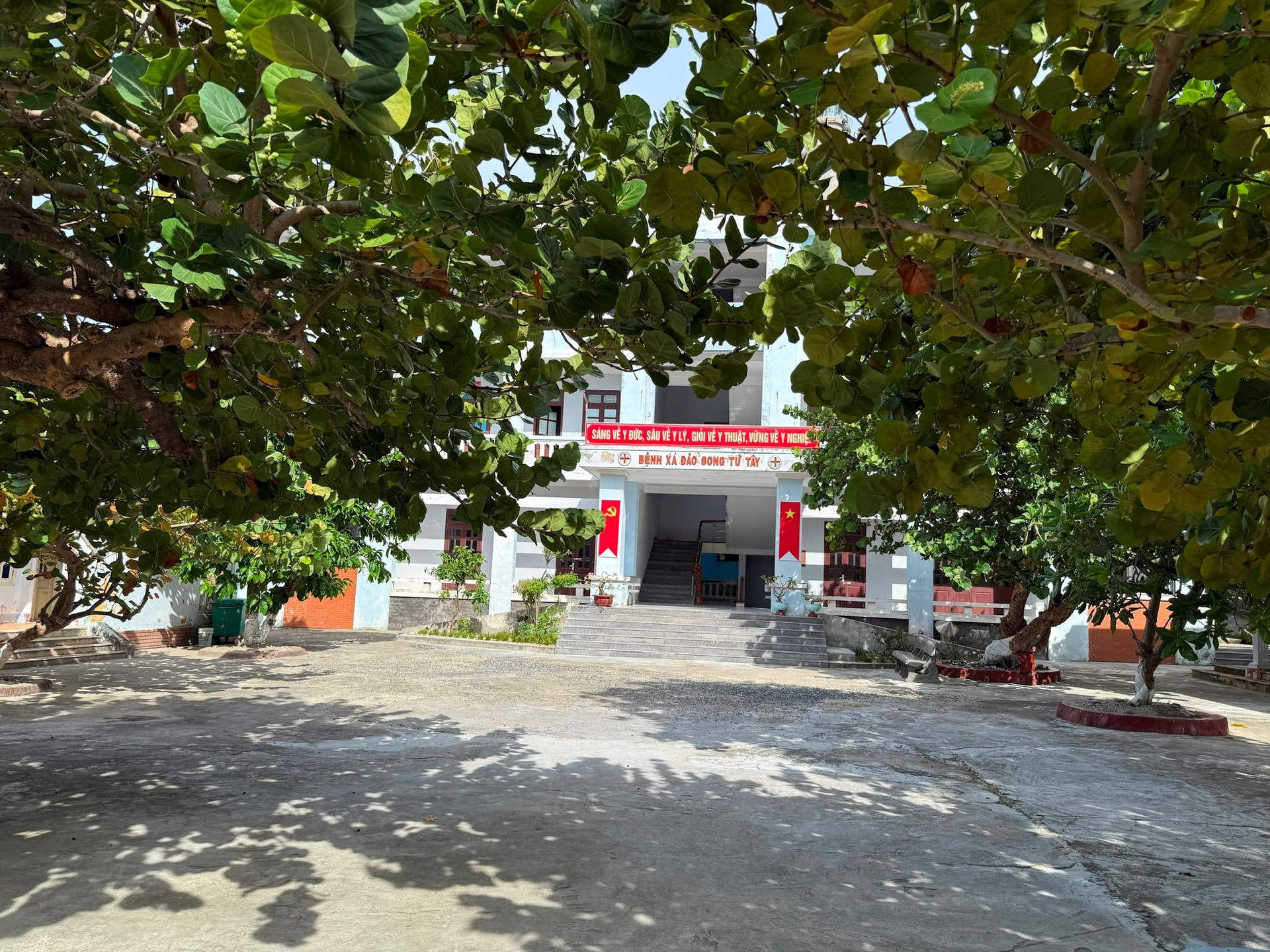 Bệnh xá đảo Song Tử Tây rợp bóng cây xanh. Ảnh: MT