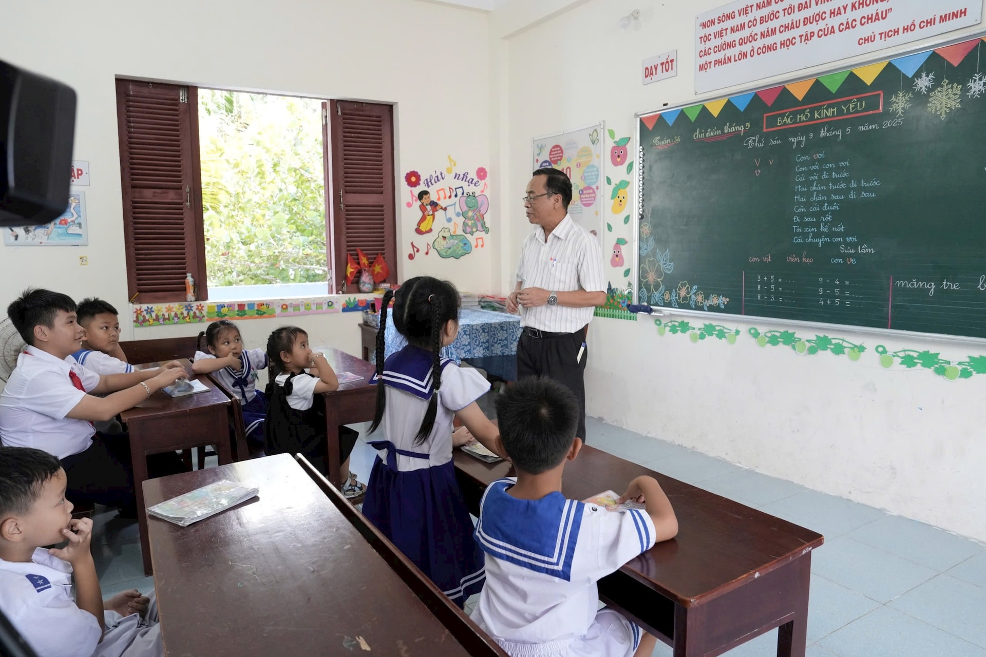 Lớp học ở đảo Sinh Tồn. Ảnh: MT