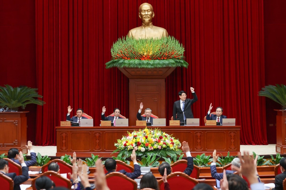Các đại biểu biểu quyết chương trình hội nghị lần thứ mười một Ban Chấp hành Trung ương khóa XIII. Ảnh: VGP