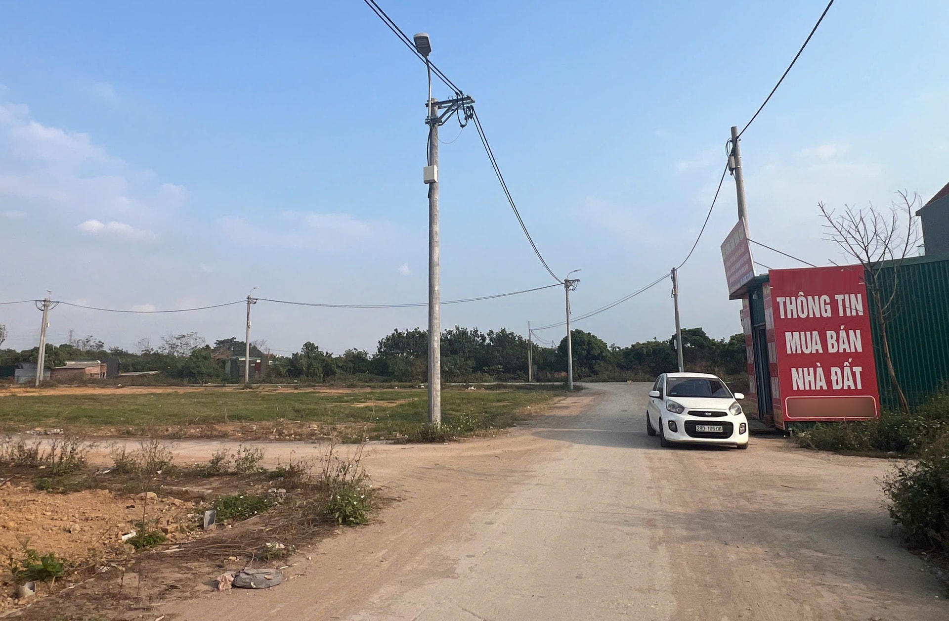 nguoi-dan-can-can-trong-khi-mua-dat-dich-vu-trao-tay-de-tranh-rui-ro-va-tranh-chap-phat-sinh..jpg