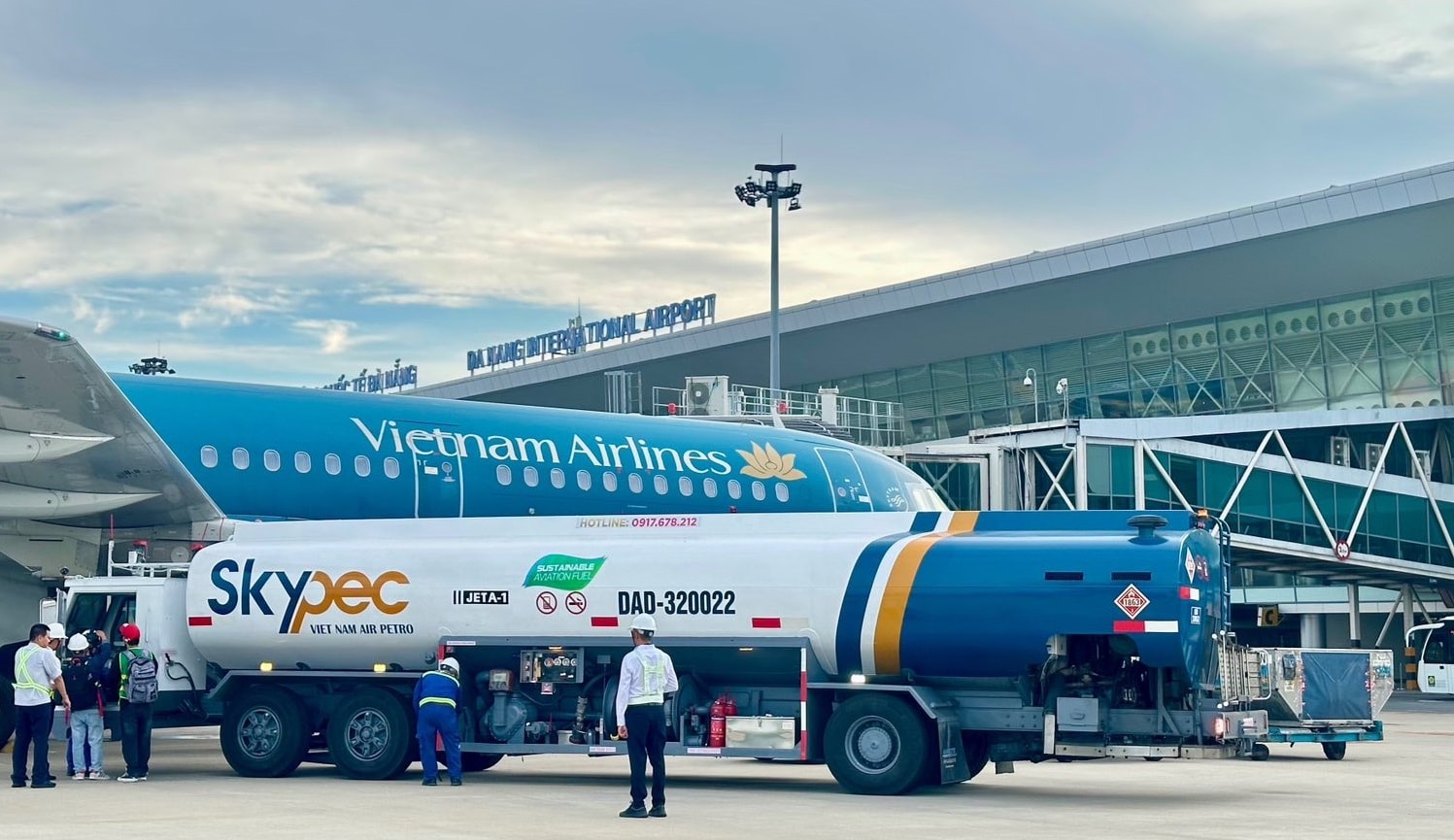 Vietnam Airlines đồng loạt sử dụng nhiên liệu hàng không bền vững (SAF) trên 6 chuyến bay nội địa khởi hành từ Đà Nẵng đến các thành phố Hà Nội, thành phố Hồ Chí Minh sáng nay.