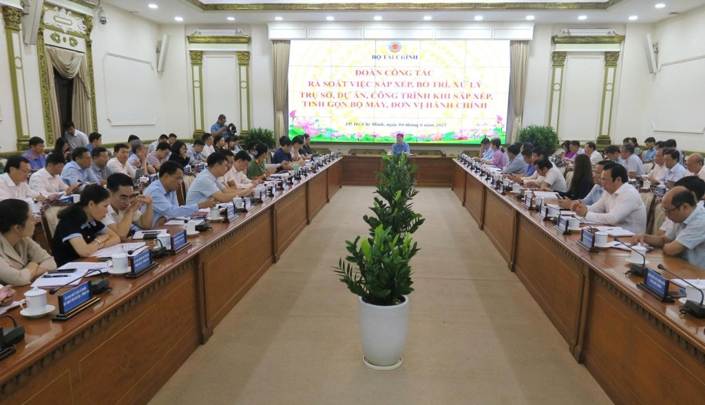 Quang cảnh buổi làm việc