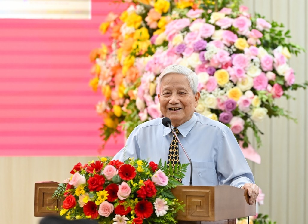 Nhà báo Hà Đăng phát biểu tại buổi ra mắt cuốn sách Nhà báo Hà Đăng phát biểu tại buổi ra mắt cuốn sách
