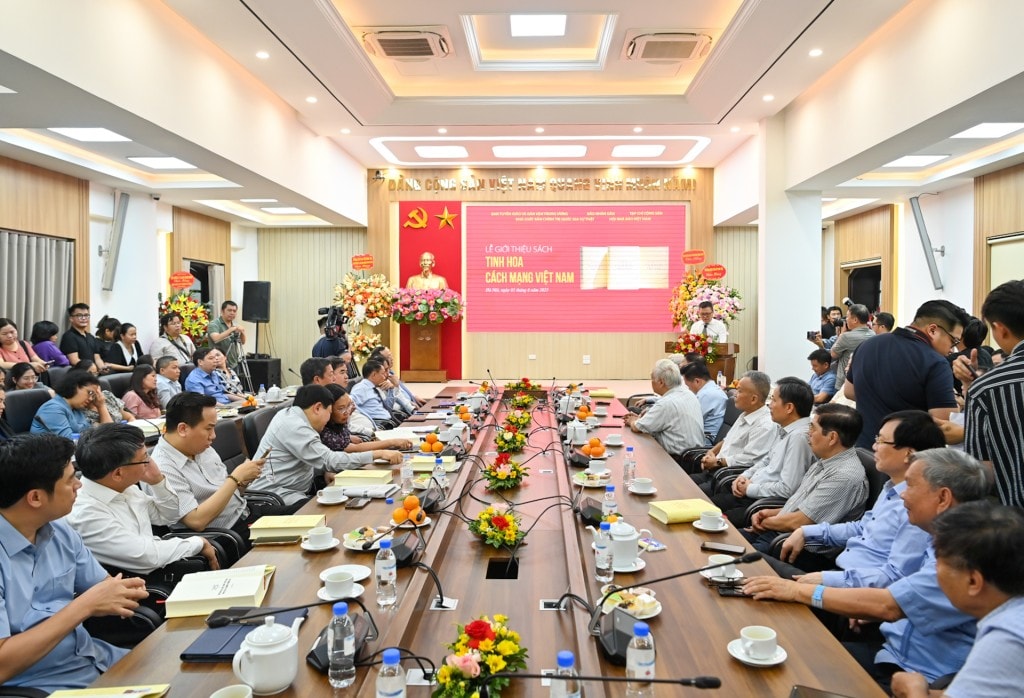 Buổi ra mắt sách của nhà báo Hà Buổi ra mắt sách của nhà báo Hà