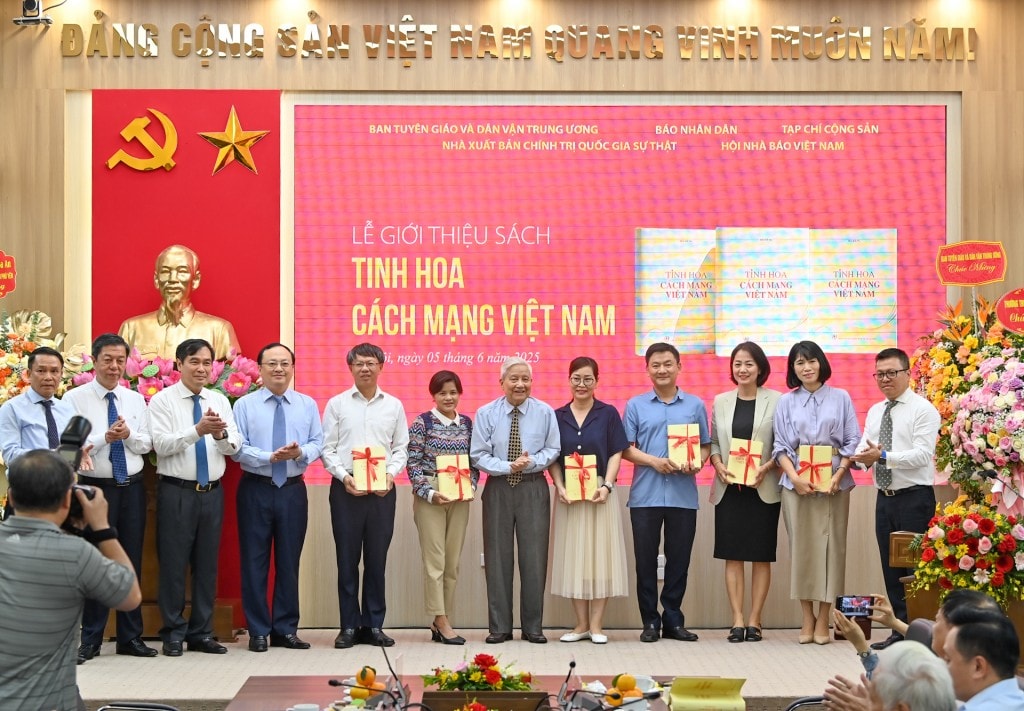 Nhà báo Hà Đăng trao tặng sách tới các đơn vị Nhà báo Hà Đăng trao tặng sách tới các đơn vị