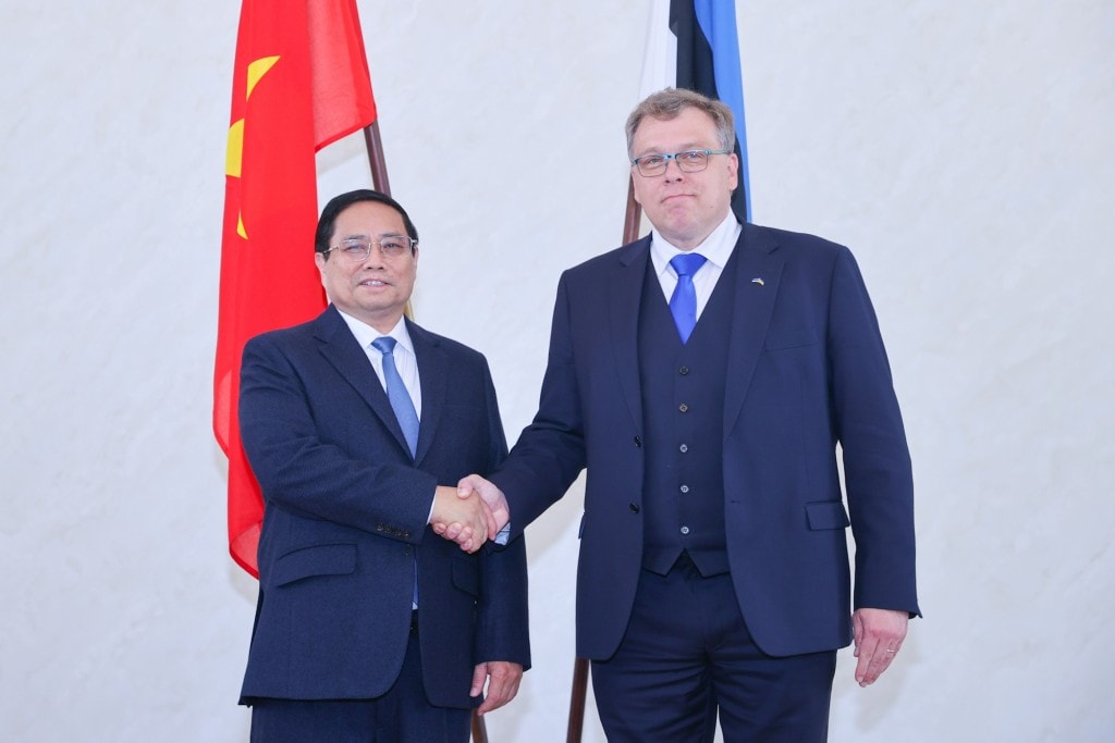 Thủ tướng Phạm Minh Chính và Chủ tịch Quốc hội Estonia Lauri Hussar - Ảnh: VGP/Nhật Bắc