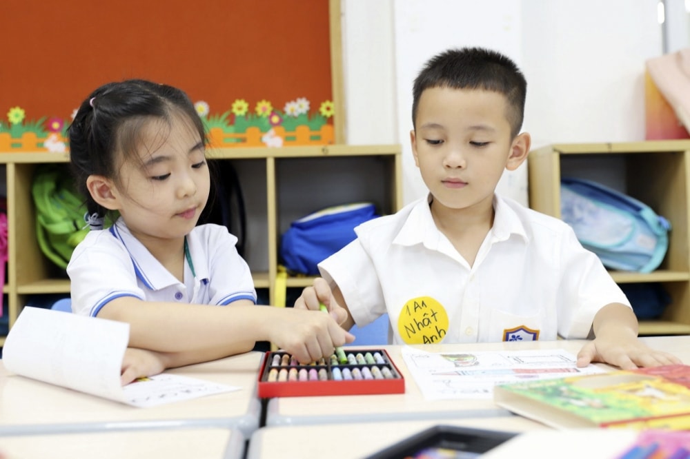 mô hình giáo dục STEM cấp tiểu học đem đến cho cán bộ, giáo viên của các nhà trường những kiến thức, kỹ năng cơ bản để triển khai bài bản, hiệu quả, giúp học sinh nâng cao kỹ năng ứng dụng các kiến thức đã học để giải quyết các vấn đề cuộc sống