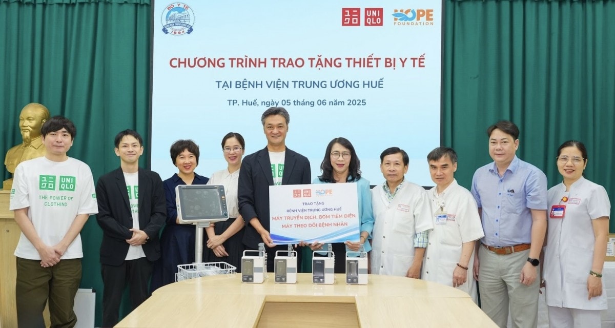 UNIQLO trao tặng thiết bị y tế và quà cho bệnh nhi tại Bệnh viện Trung ương Huế
