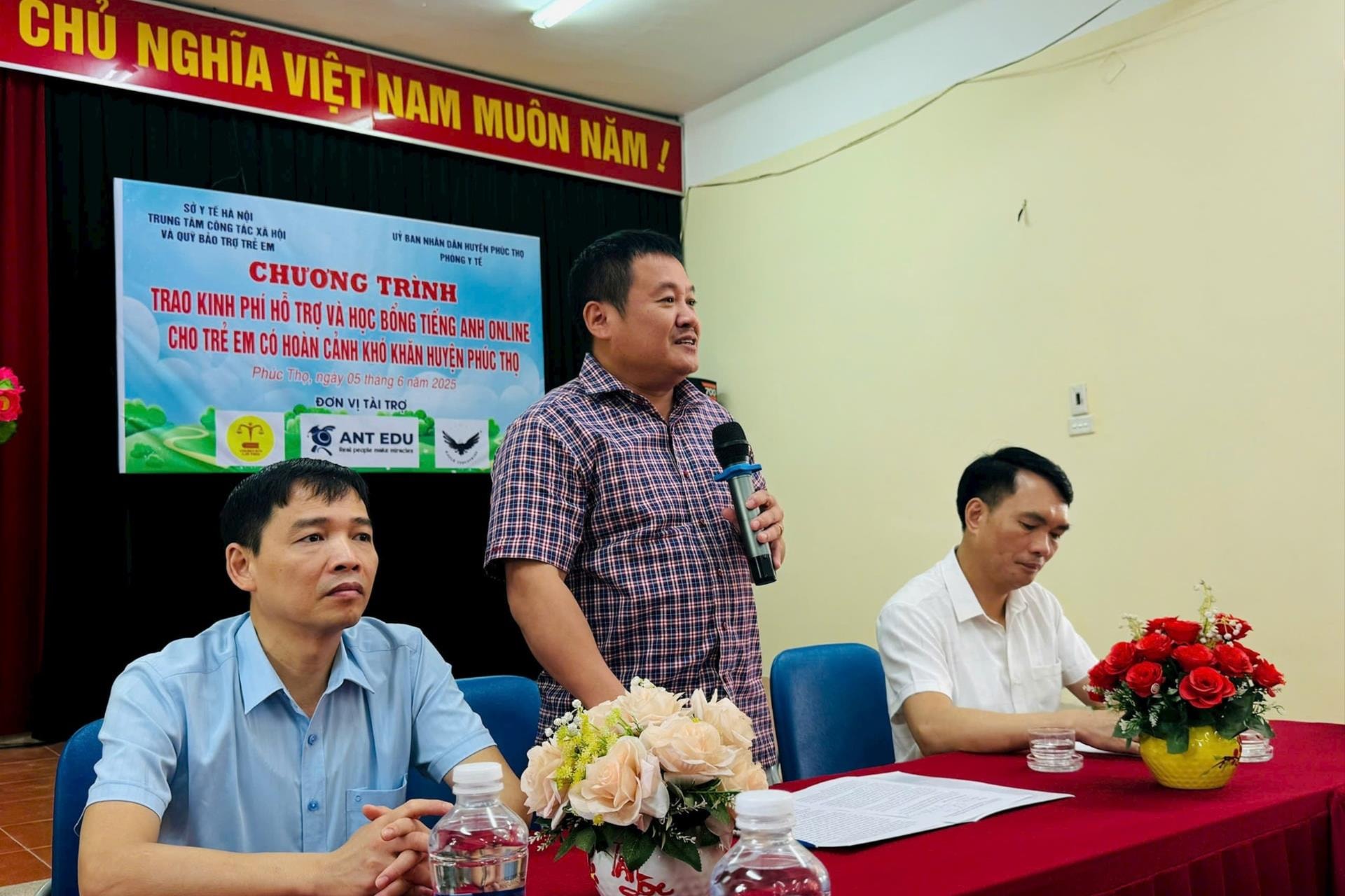Trao học bổng, tặng quà cho trẻ em có hoàn cảnh khó khăn huyện Phúc Thọ và Quốc Oai