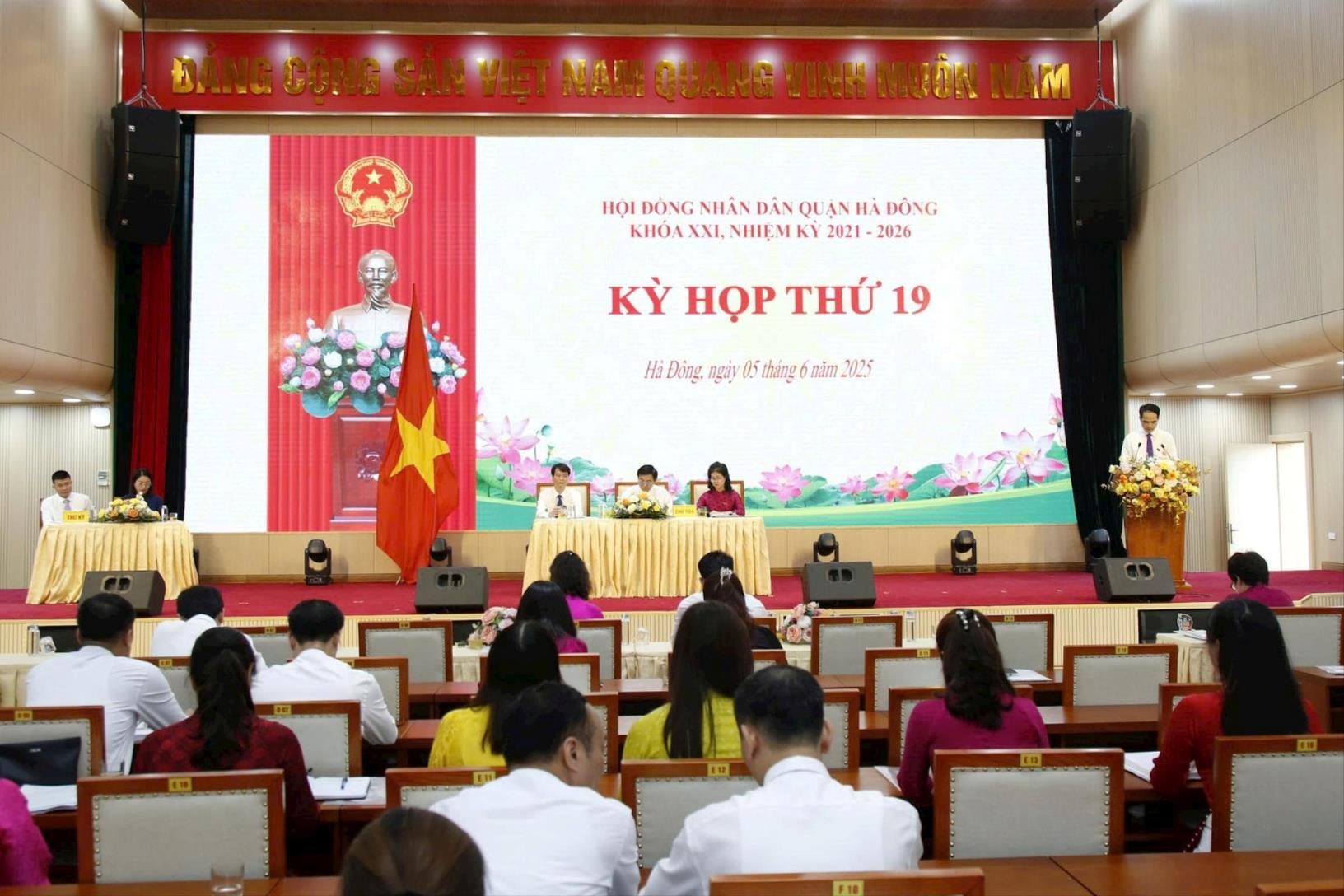 quang-canh-phien-hop.jpg