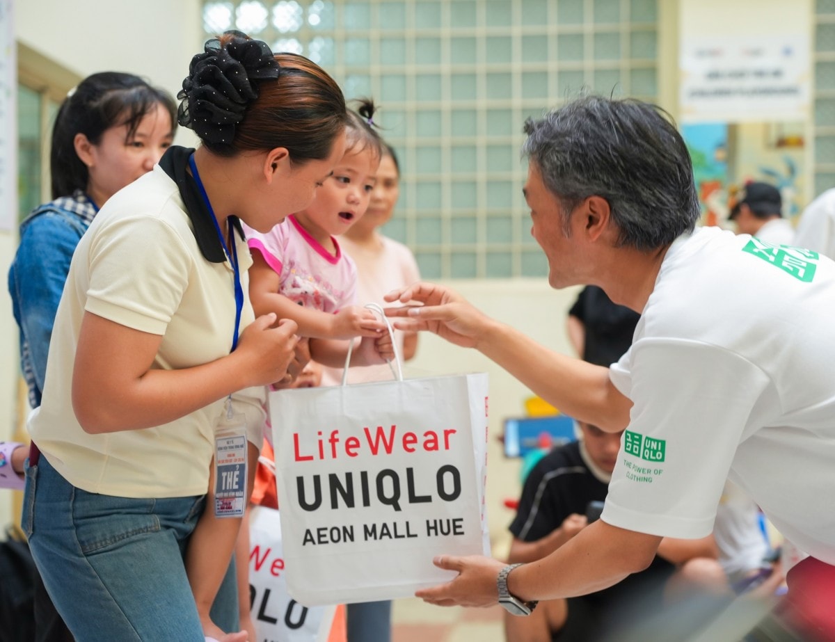 UNIQLO trao tặng thiết bị y tế và quà cho bệnh nhi tại Bệnh viện Trung ương Huế