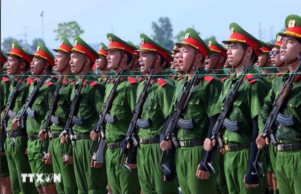 Những ngày qua, miền Bắc trải qua những ngày đặc biệt nắng nóng, nhiệt độ không khí lên tới hơn 40 độ C, còn nhiệt độ cảm nhận mặt đường có lúc chạm ngưỡng 61 độ C. Tuy nhiên, bất chấp điều kiện thời tiết khắc nghiệt, các học viên, chiến sỹ vẫn bắt đầu một ngày luyện tập từ 7h đến 10h30. Ca chiều sẽ bắt đầu từ 14h30 đến 17h30. (Ảnh: Phạm Kiên/TTXVN)