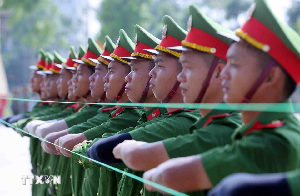 Khối nam chiến sỹ công an nhân dân tập trung luyện tập động tác tay. (Ảnh: Phạm Kiên/TTXVN)