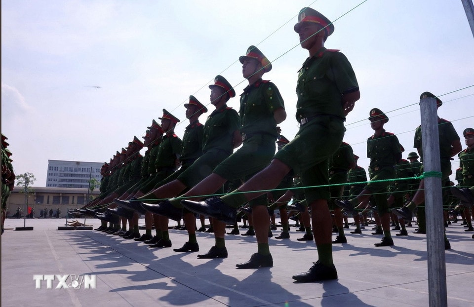 Giai đoạn 1 của đợt tập luyện, các học viên, chiến sỹ sẽ phải thực hiện nhuần nhuyễn, chính xác, đều các bước cơ bản từ bước chân, vung tay... (Ảnh: Phạm Kiên/TTXVN)