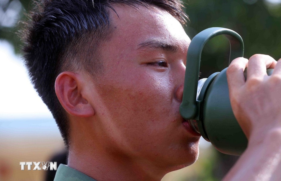 Nắng nóng khiến khuôn mặt của nhiều chiến sỹ trở nên sạm nắng. (Ảnh: Phạm Kiên/TTXVN)