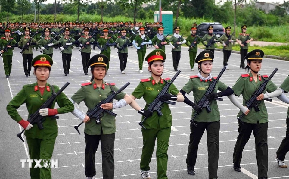 Dù thời tiết khắc nghiệt, nhưng các nữ chiến sỹ vẫn luyện tập chăm chỉ, nghiêm túc quyết tâm hoàn thành nhiệm vụ. (Ảnh: Phạm Kiên/TTXVN)