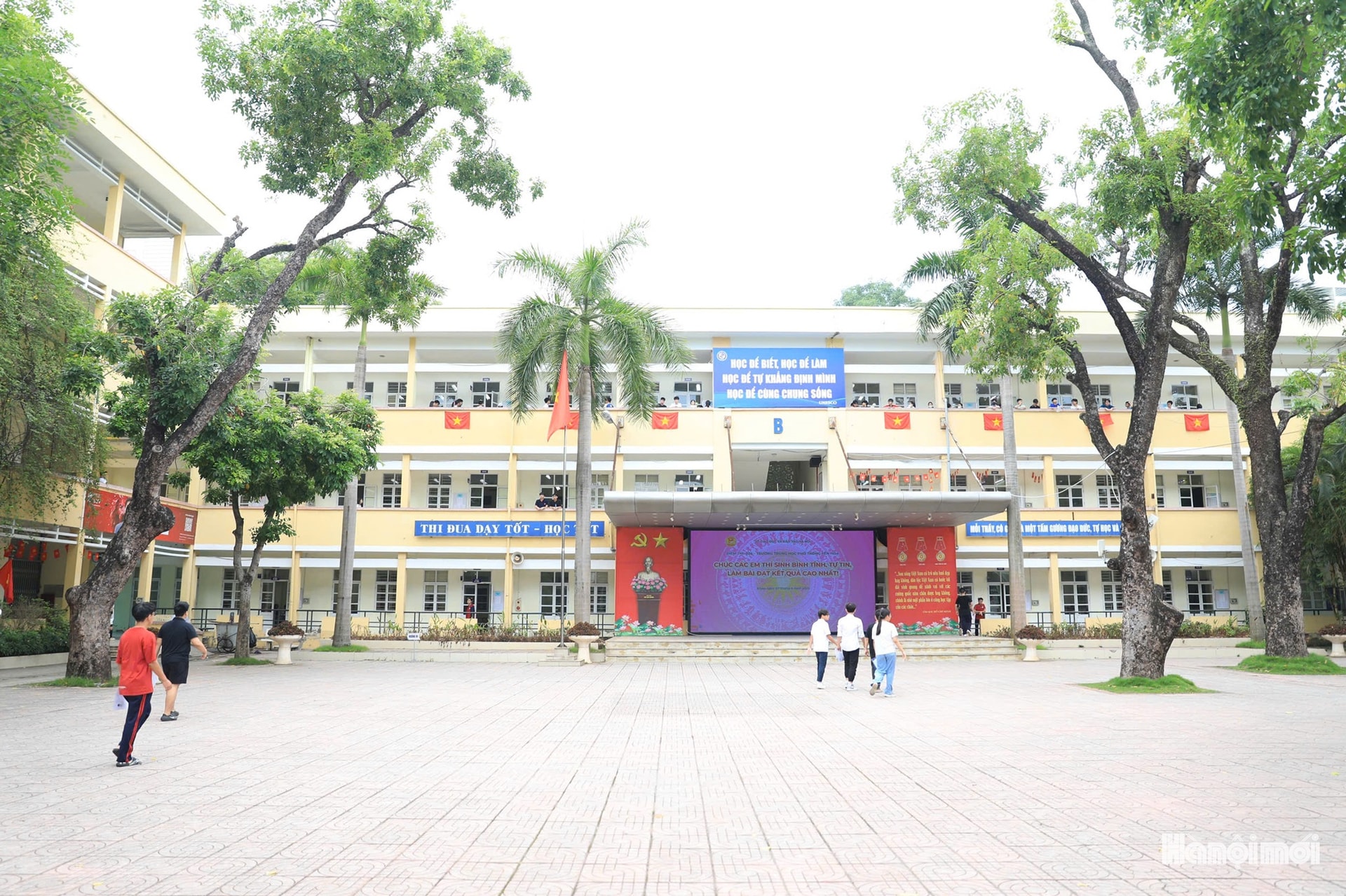 Sáng mai, các thí sinh bước vào làm bai thi môn Ngữ văn với thời gian làm bài 120 phút.