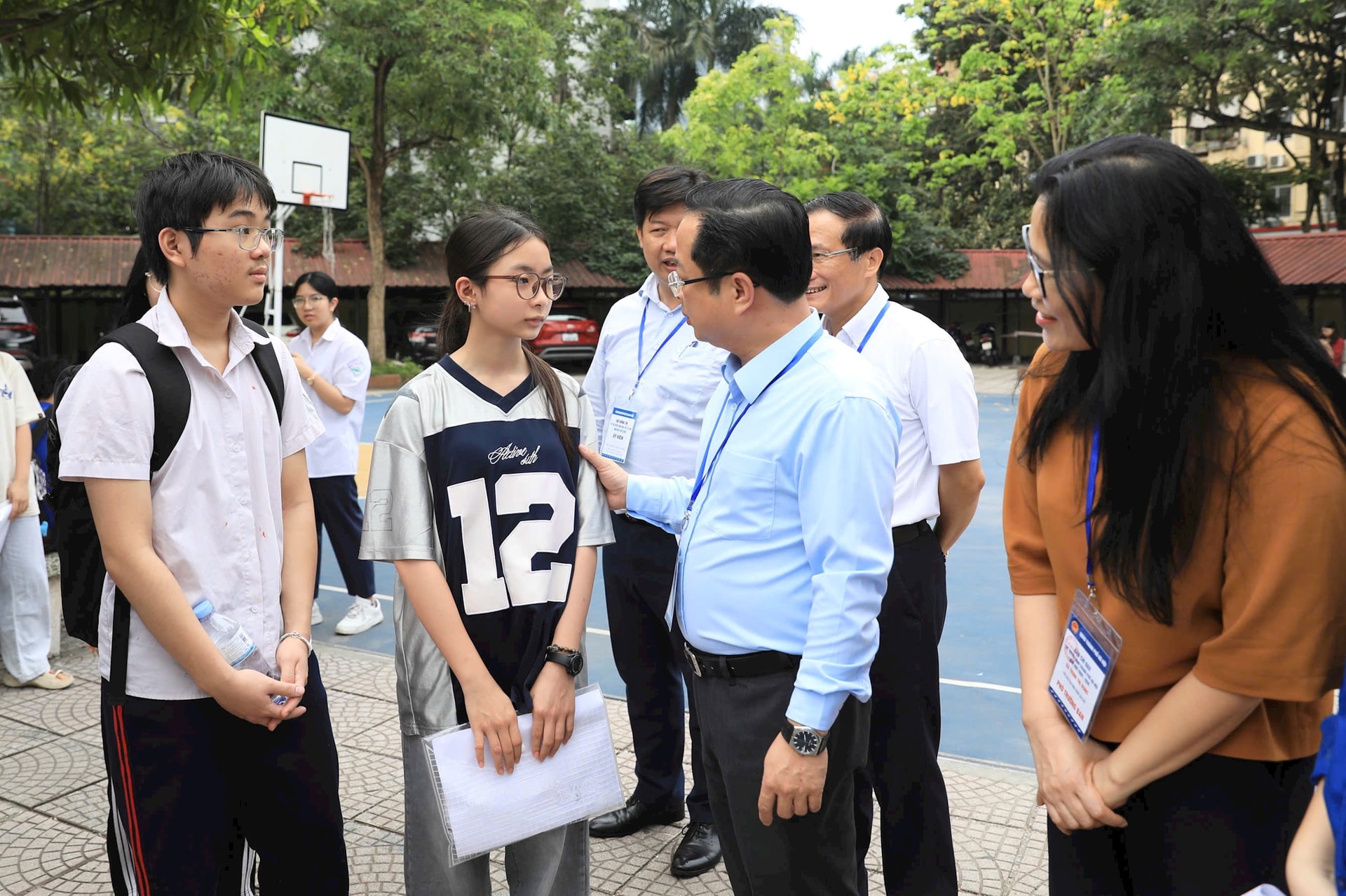 Ban Chỉ đạo thi, tuyển sinh thành phố động viên thí sinh dự thi. Ảnh: Quang Thái 