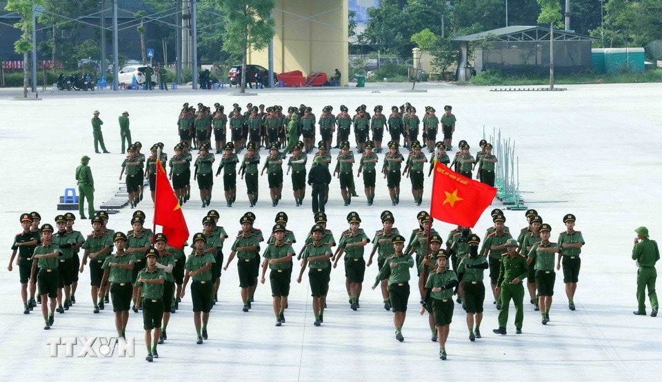 Các khối nam chiến sỹ công an nhân dân tham gia luyện tập diễu binh, diễu hành cho ngày Kỷ niệm lớn của Đất nước. (Ảnh: Phạm Kiên/TTXVN)