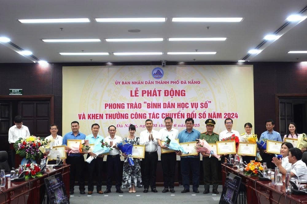 Lãnh đạo UBND thành phố Đà Nẵng tặng bằng khen 21 tập thể đã có thành tích xuất sắc trong công tác chuyển đổi số năm 2024 (Ảnh Út Vũ)