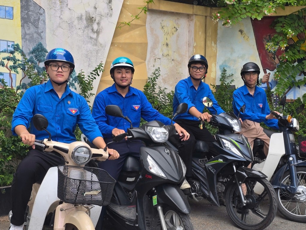 Đội hình đưa, đón thí sinh tại điểm thi Trường THPT Nguyễn Gia Thiều