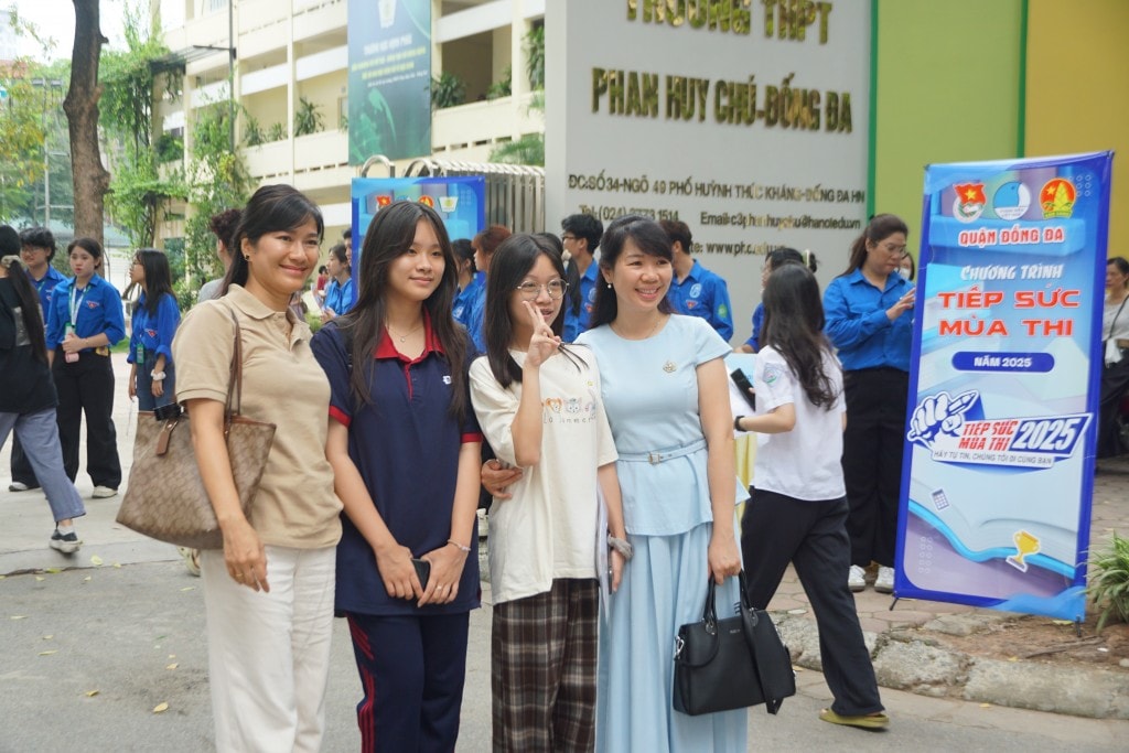 Phụ huynh vơi bớt lo âu mùa thi bên những ‘tình nguyện áo xanh’”