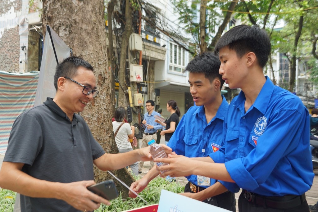Phụ huynh vơi bớt lo âu mùa thi bên những ‘tình nguyện áo xanh’”