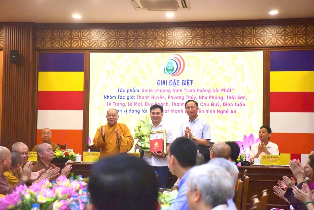 Ban Tổ chức trao giải tới các tác giả 