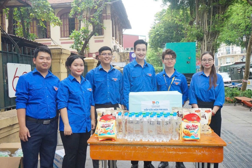 Vơi bớt lo âu nhờ những áo xanh tình nguyện mùa thi