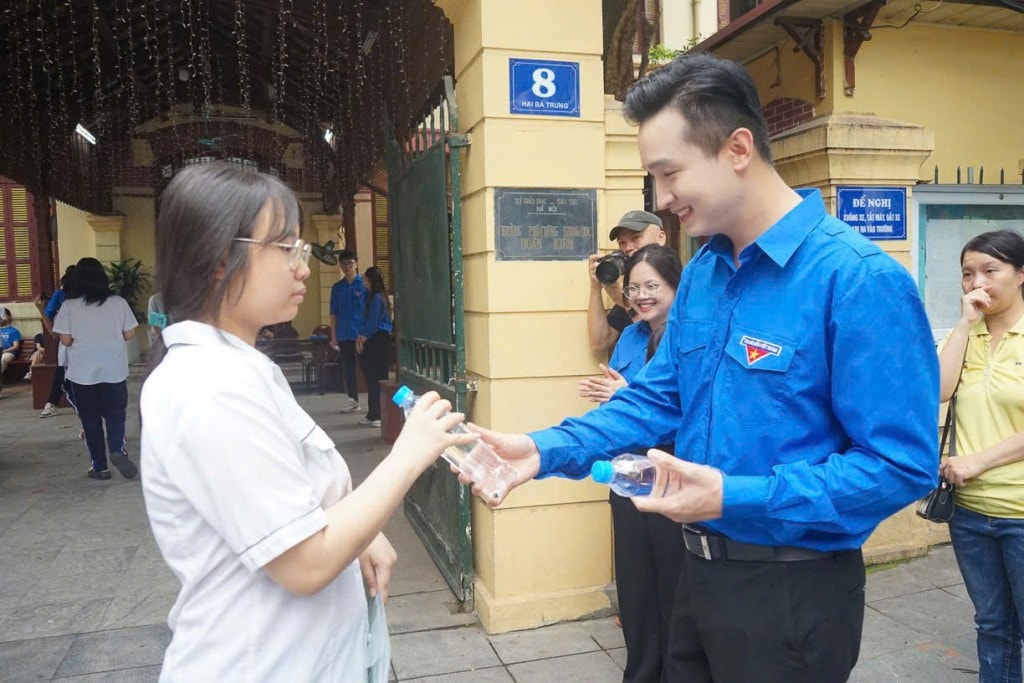 Vơi bớt lo âu nhờ những áo xanh tình nguyện mùa thi