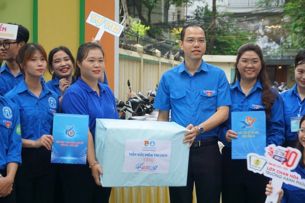 Vơi bớt lo âu nhờ những áo xanh tình nguyện mùa thi