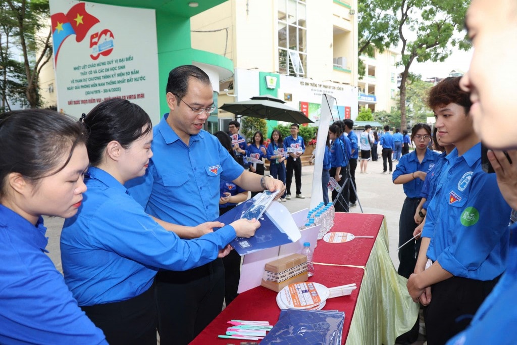 Vơi bớt lo âu nhờ những áo xanh tình nguyện mùa thi