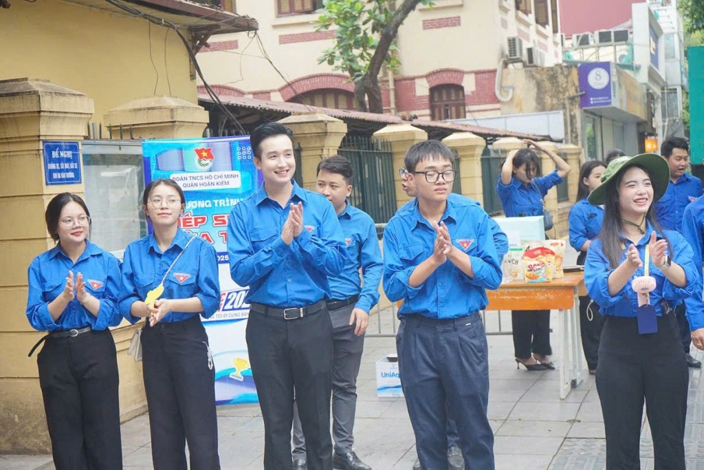 Vơi bớt lo âu nhờ những áo xanh tình nguyện mùa thi