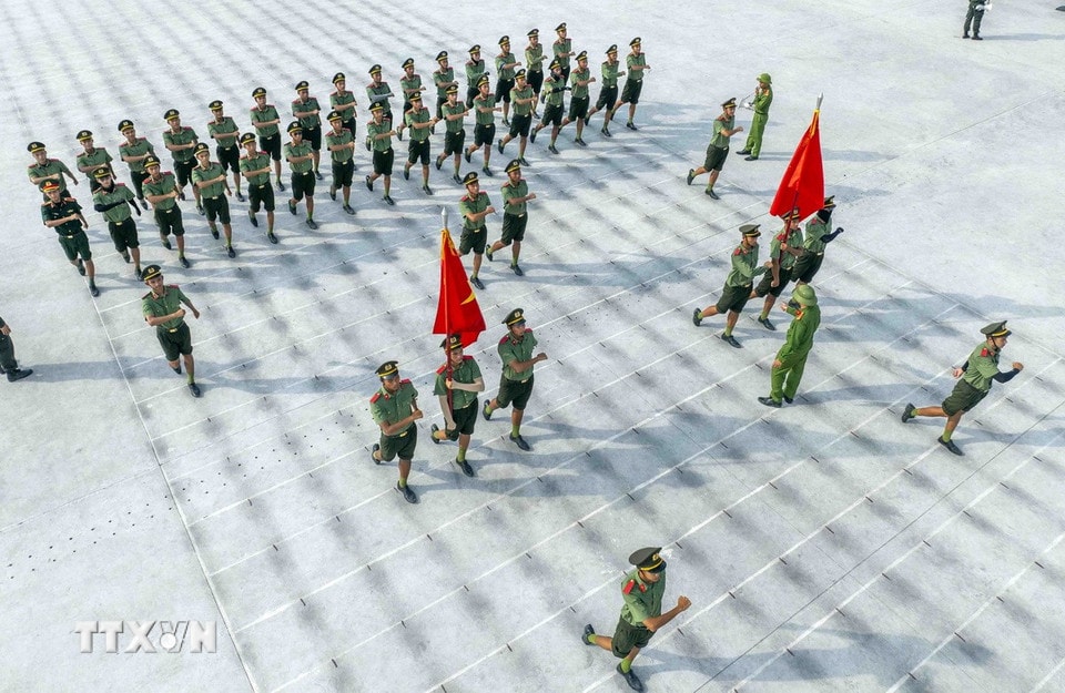 Phía sau những bước chân rèn luyện là sự kiên cường, là khát vọng cống hiến thầm lặng, góp phần làm nên thành công cho sự kiện lịch sử sắp tới. (Ảnh: Phạm Kiên/TTXVN)