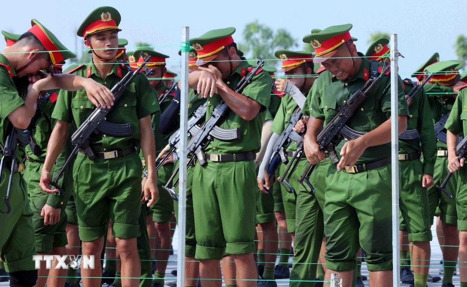 Những ngày qua, thời tiết tại Hà Nội nóng khiến các học viên, chiến sỹ tham gia luyện tập đổ mồ hôi và mất sức. (Ảnh: Phạm Kiên/TTXVN)