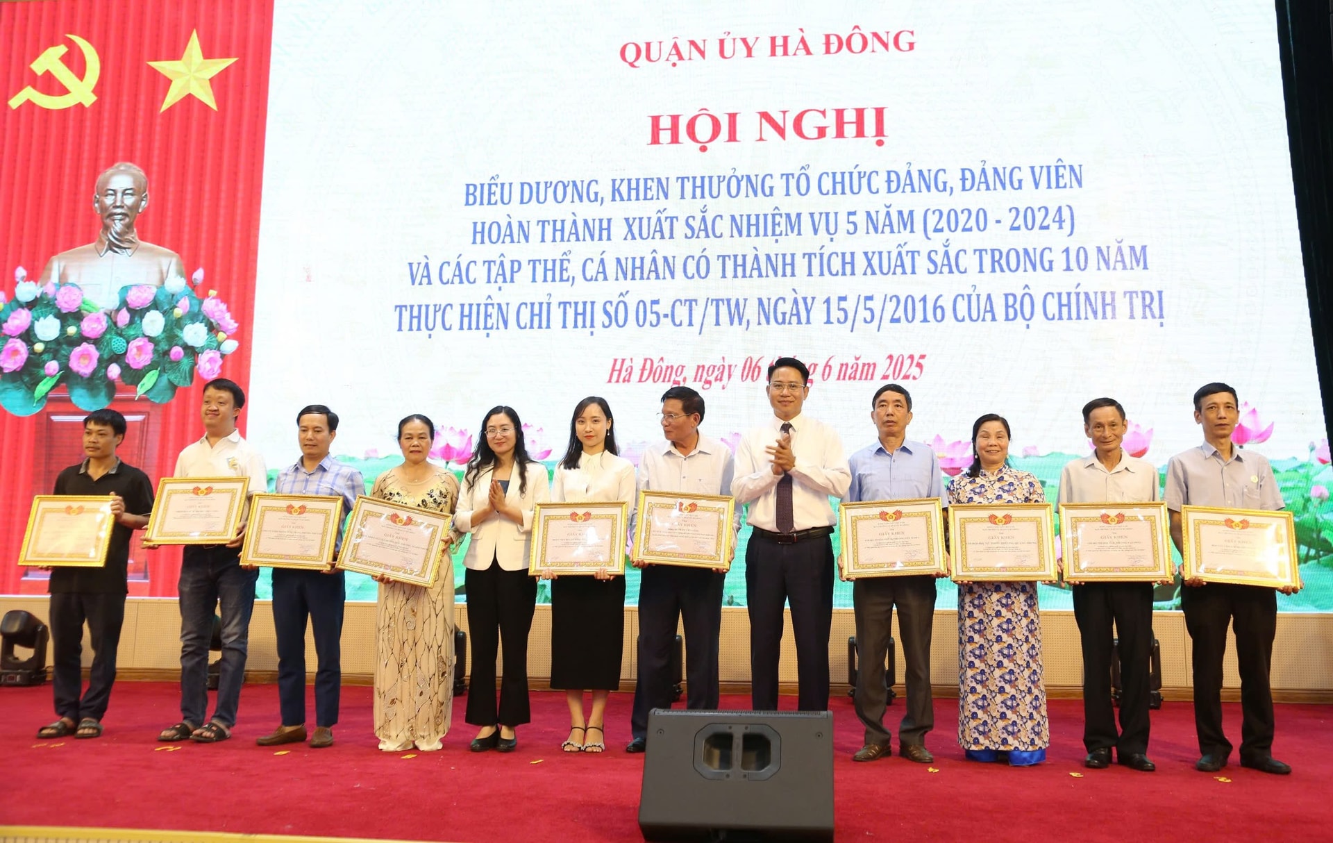 Hà Đông khen thưởng nhiều đảng viên hoàn thành xuất sắc nhiệm vụ