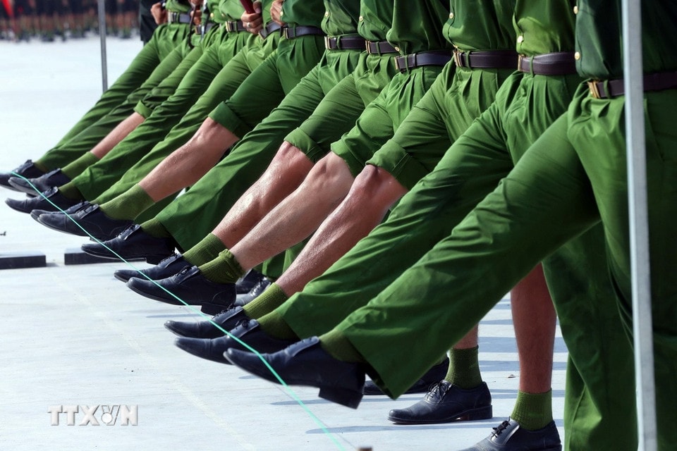 Dù mới chỉ huấn luyện khoảng 1 tháng, đội hình các nam sỹ quan công an nhân dân nhìn chung khá đều, chuẩn kỹ thuật, động tác. (Ảnh: Phạm Kiên/TTXVN)