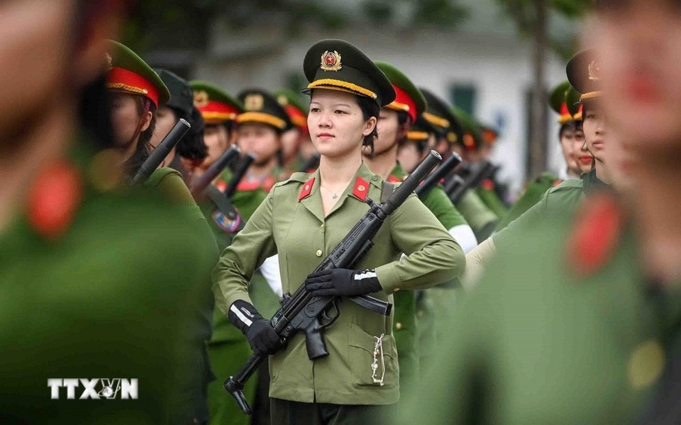 Khối nữ chiến sỹ cảnh sát đặc nhiệm luyện tập tại thao trường. (Ảnh: Phạm Kiên/TTXVN)