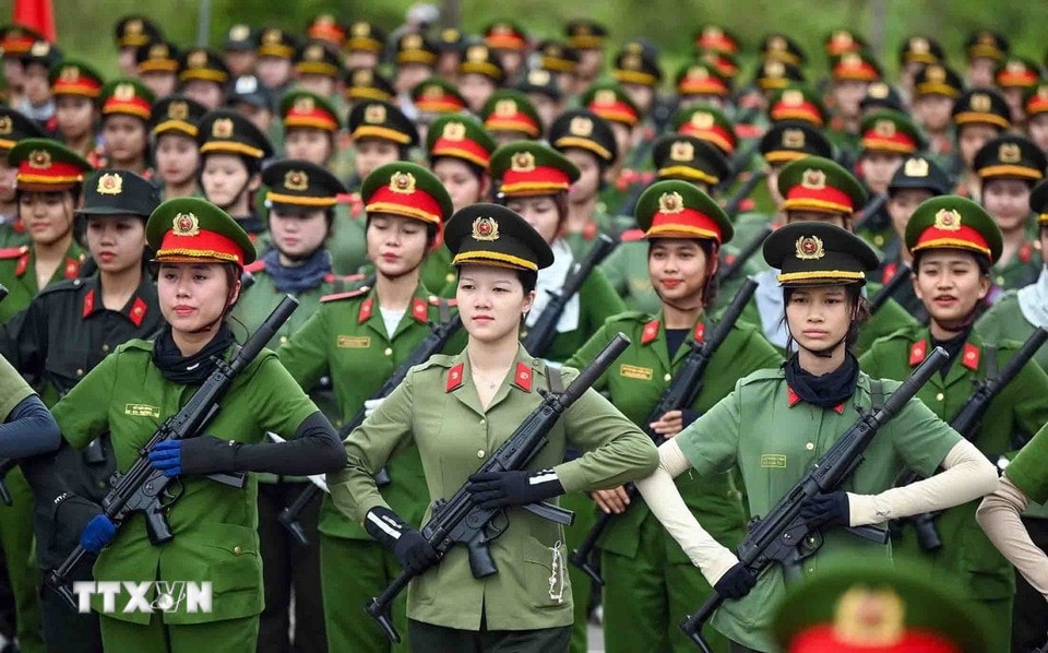 Các chiến sỹ khối nữ cảnh sát đặc nhiệm luyện tập tại thao trường. (Ảnh: Phạm Kiên/TTXVN)