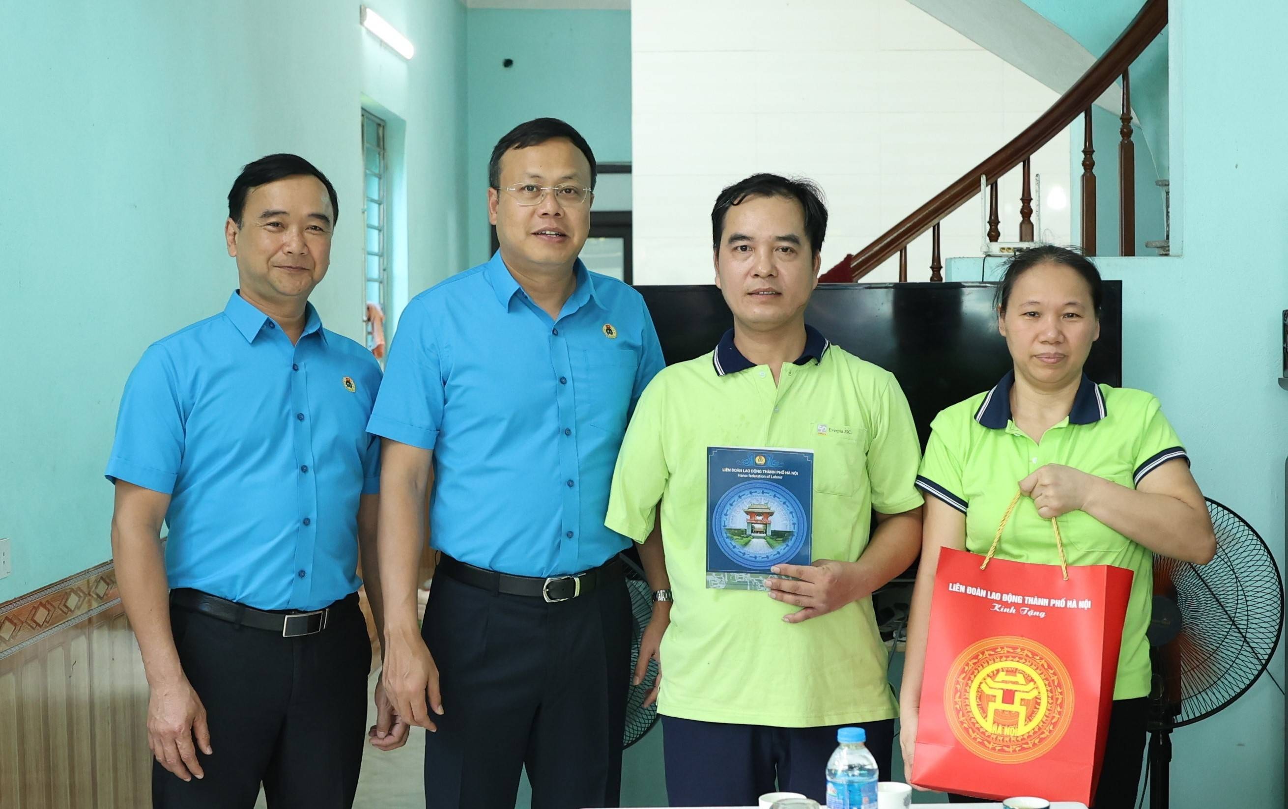 Chủ tịch LĐLĐ thành phố Hà Nội Phạm Quang Thanh thăm, tặng quà công nhân lao động ngành Dệt - May