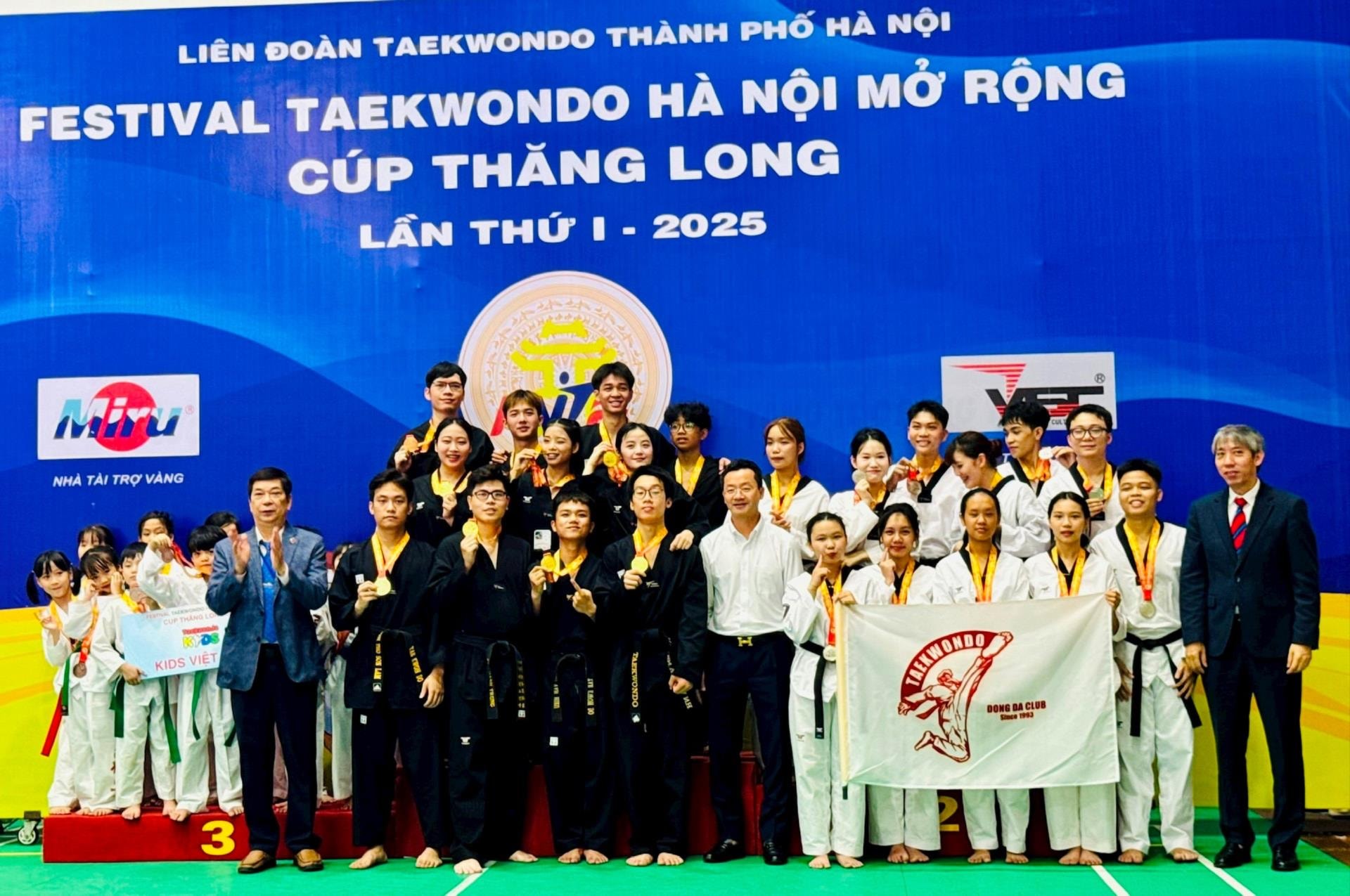 1-trao-giai.jpg