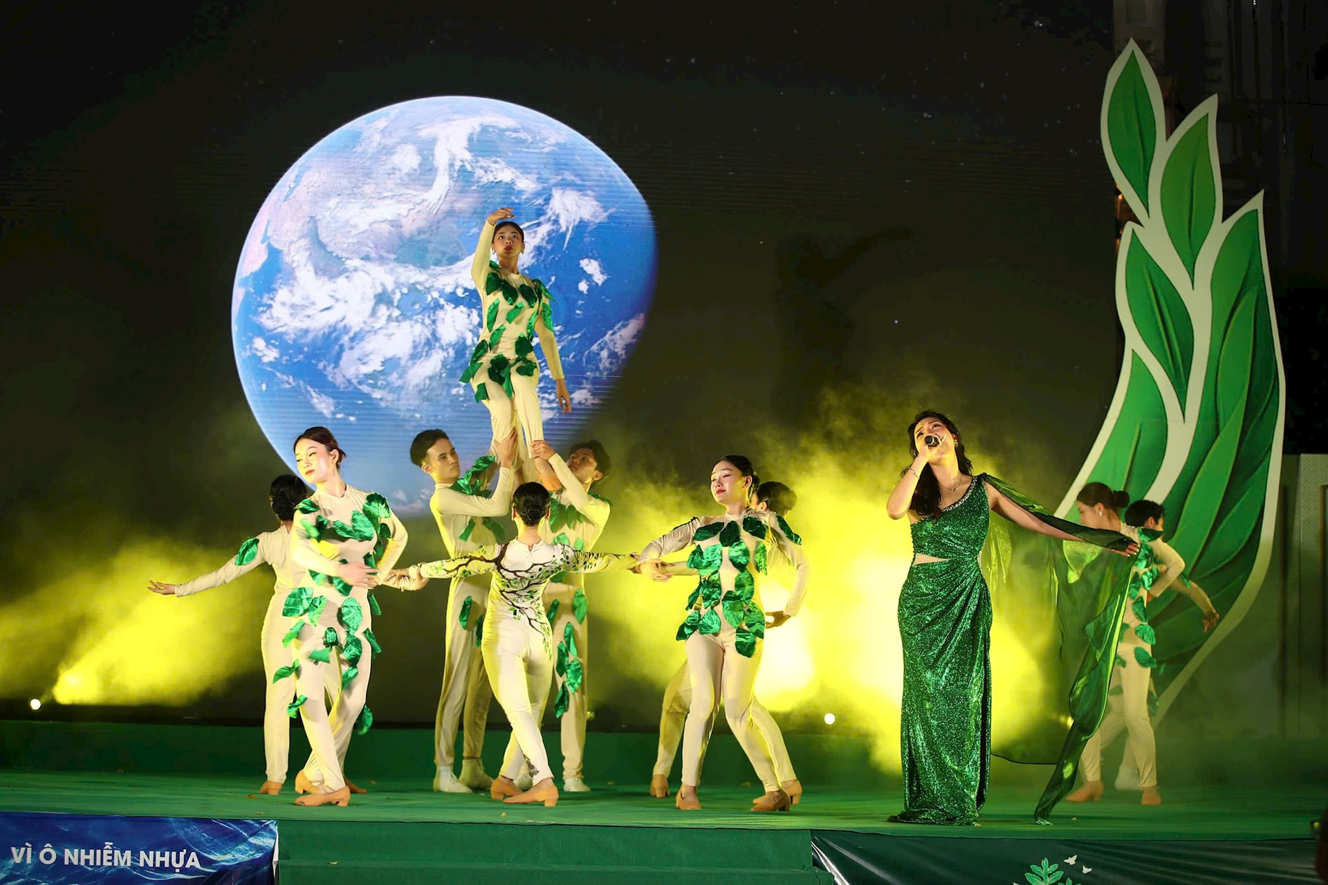 โครงการศิลปะเวียดนามสีเขียว-กล้วยไม้สีรุ้งสี่ต้น-ข้อความปกป้องสิ่งแวดล้อม.-อันห์นามเหงียน.jpg