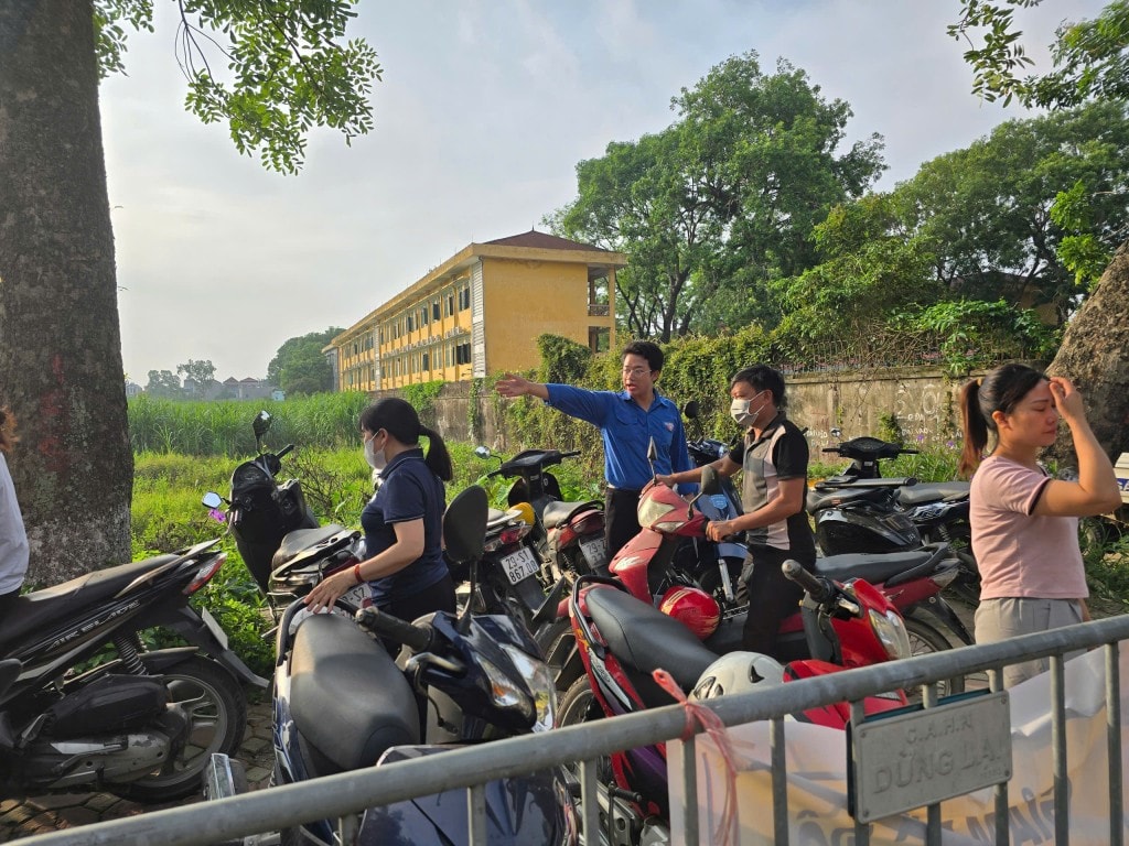 Đội hình trông xe miễn phí tại điểm thi Trường THPT Cổ Loa