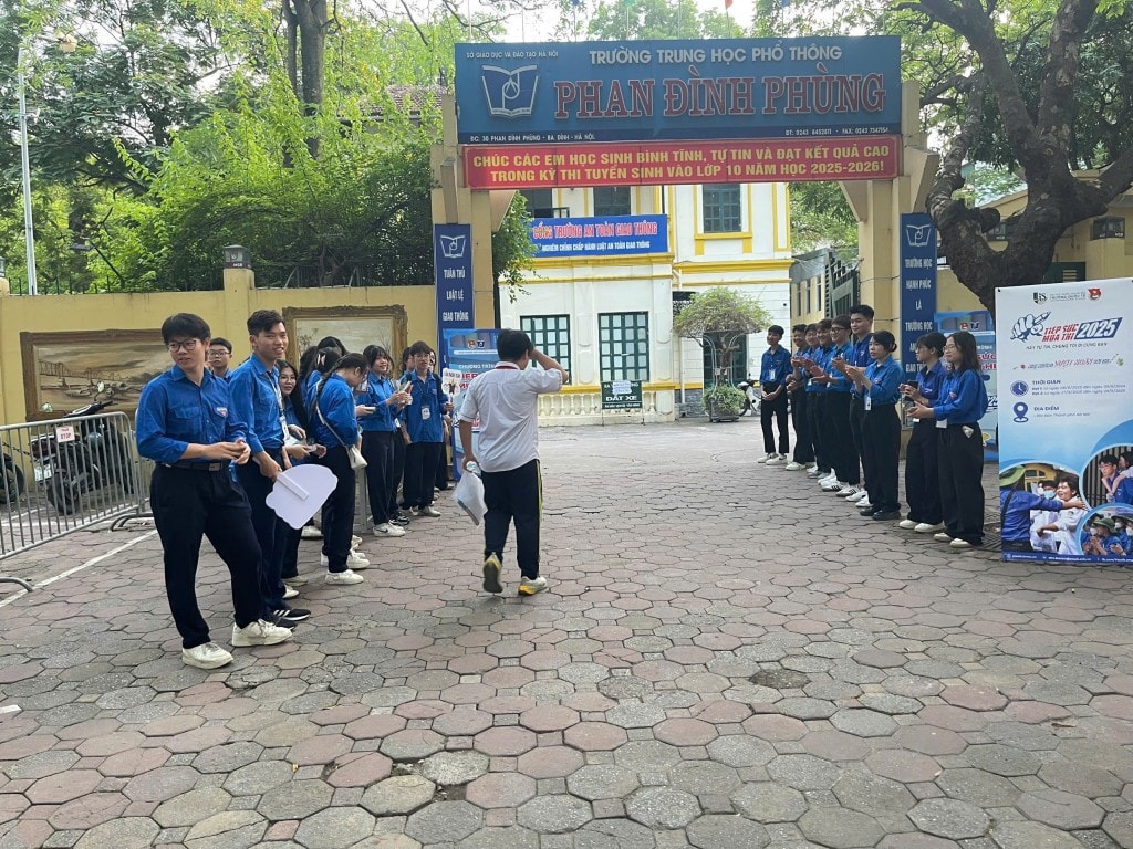 Áo xanh tình nguyện hỗ trợ thí sinh, phụ huynh tại điểm thi Trường THPT PHan Đình Phùng, Ba Đình
