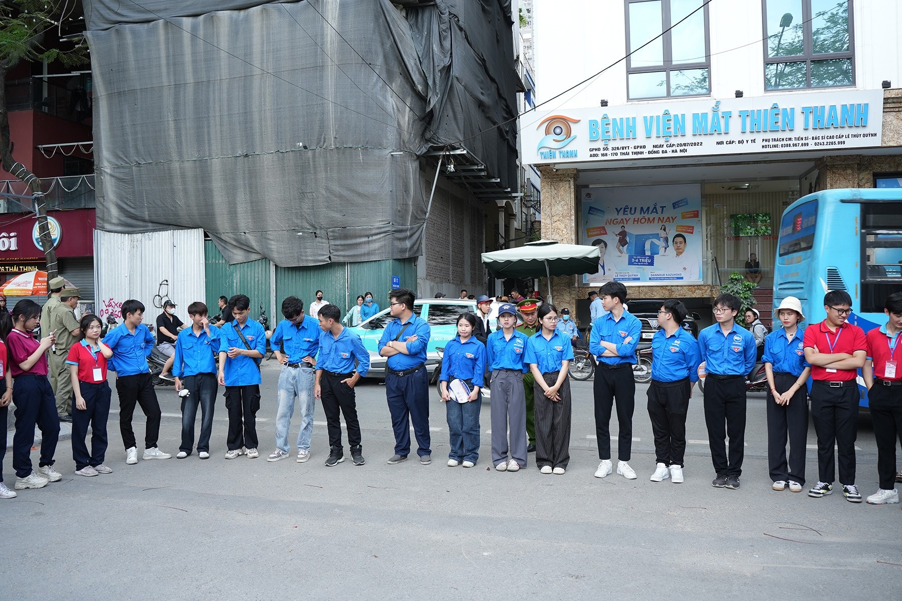 Tại các buổi kết thúc kỳ thi, hàng rào tình nguyện viên sẽ giúp thí sinh rời khỏi điểm thi an toàn cũng như đảm bảo không ùn tắc giao thông