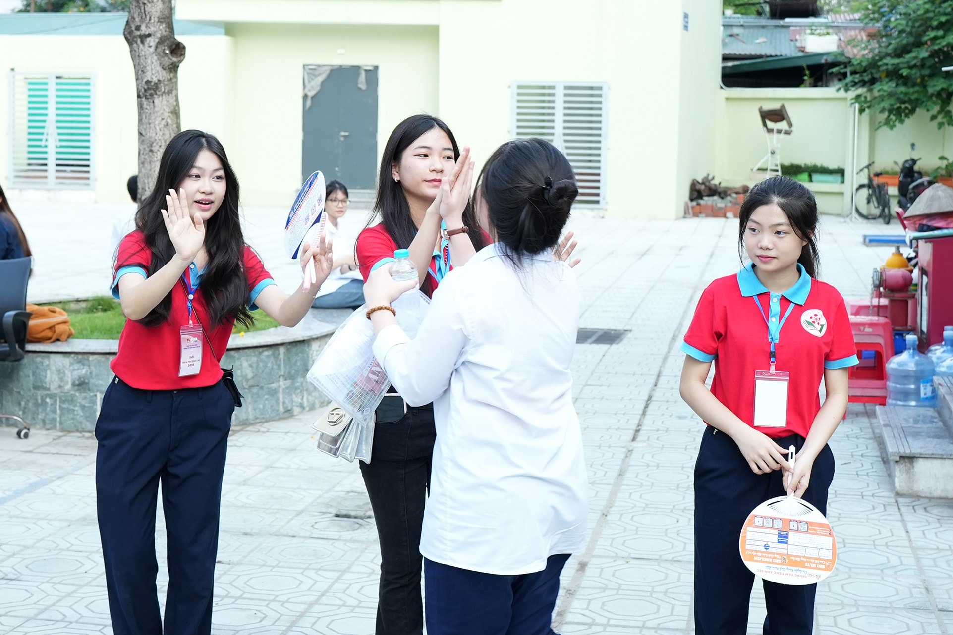 Tình nguyện viên truyền lửa cho các sĩ tử 2k10