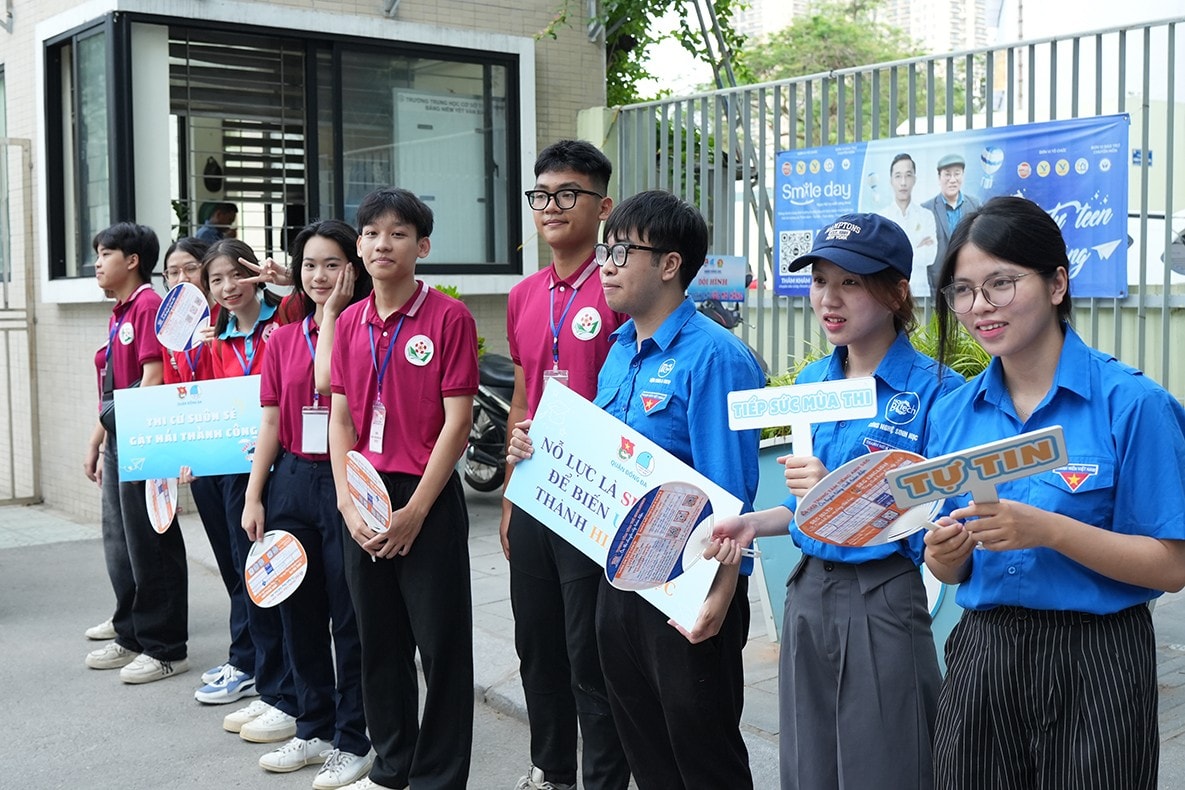 Hashtag cùng nụ cười tươi chào đón sĩ tử từ cổng điểm thi