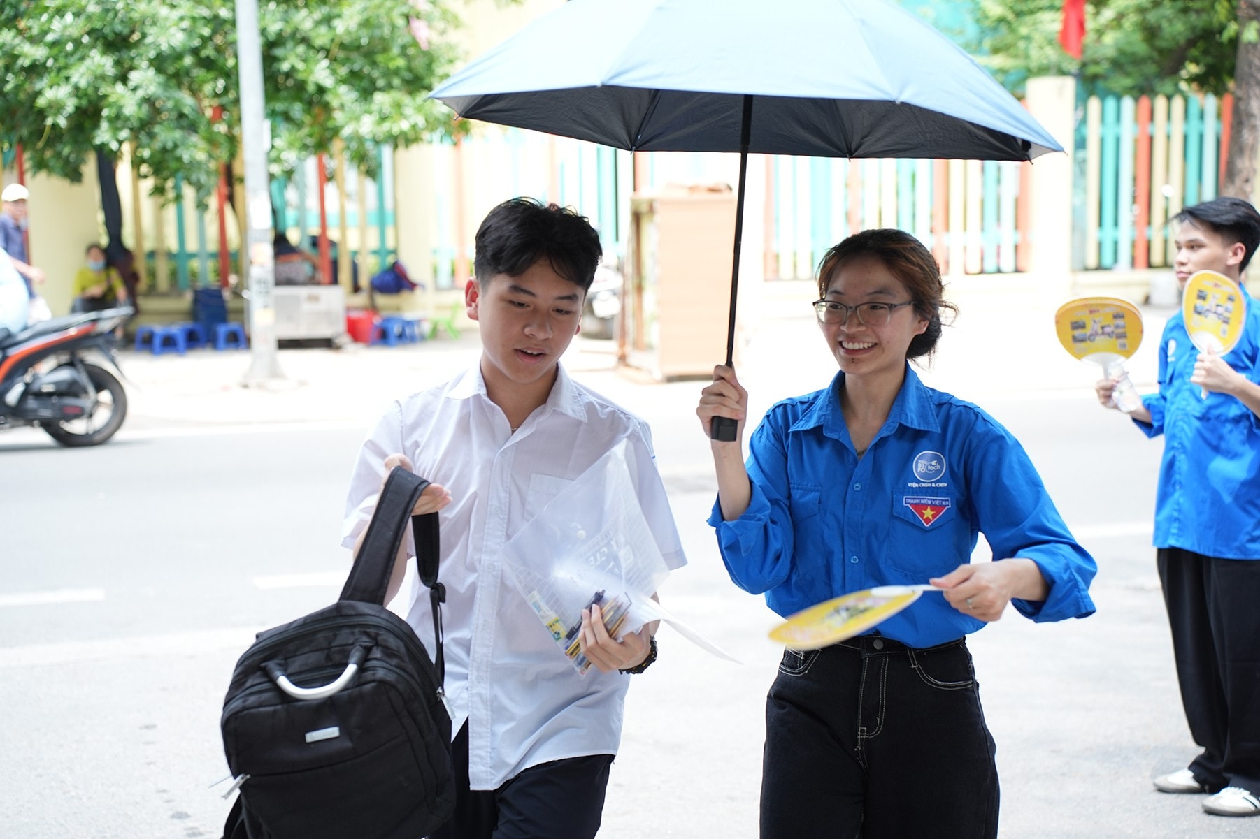 Thời tiết nắng nóng nên những chiếc ô từ trạm tiếp sức áo xanh càng trở lên ý nghĩa