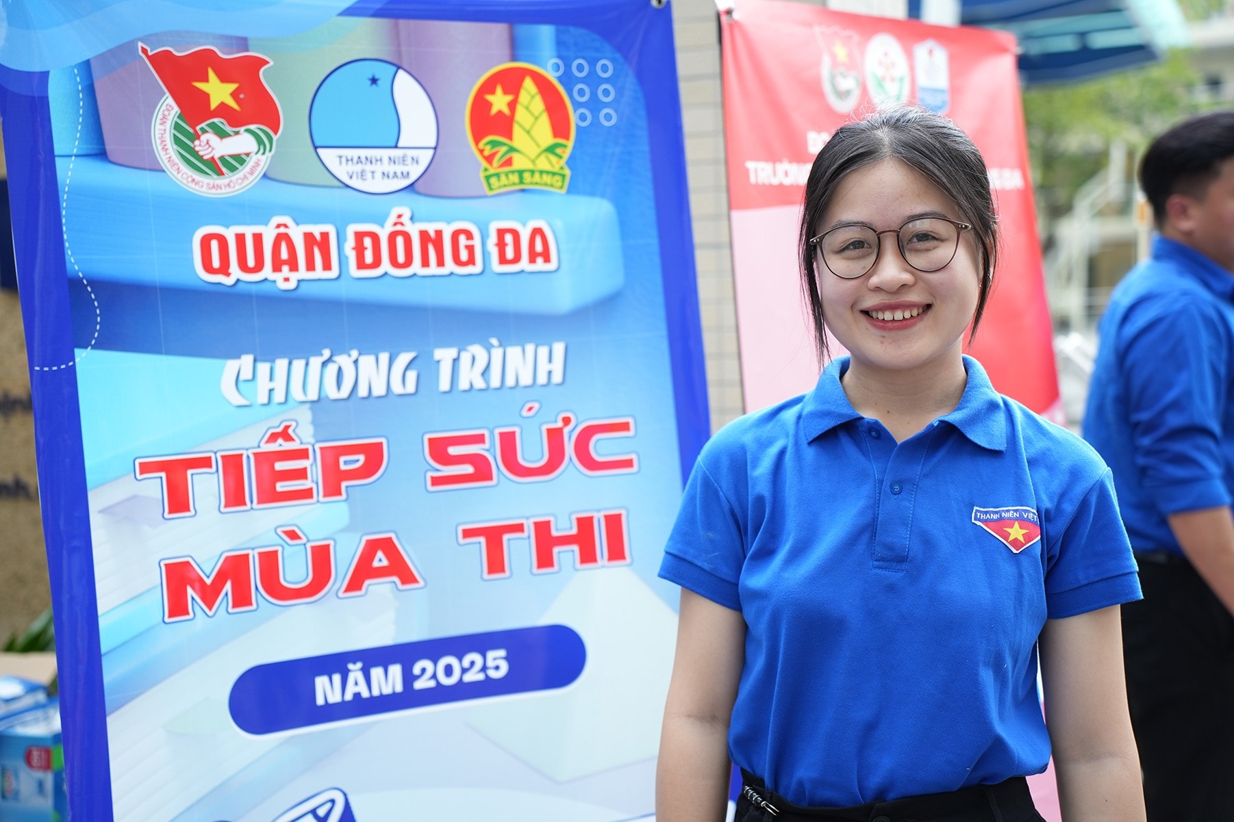 Các nữ tình nguyện viên với nụ cười tươi không ngại nắng gió