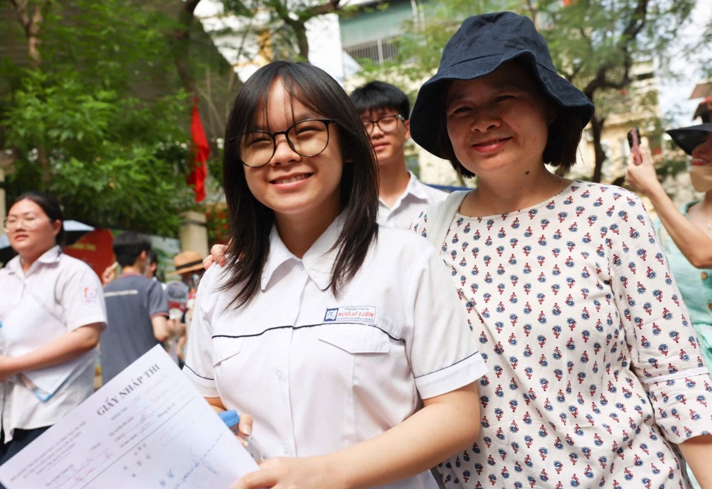 Thí sinh phấn khởi sau giờ thi Ngoại ngữ. Ảnh: Đại Thắng